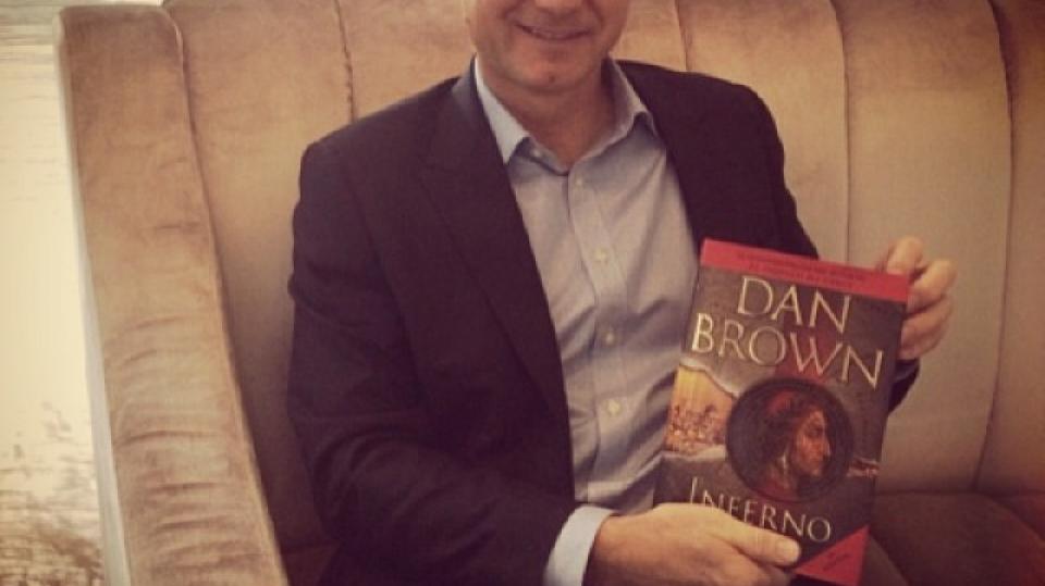 Spisovatel Dan Brown s výtiskem své poslední knihy